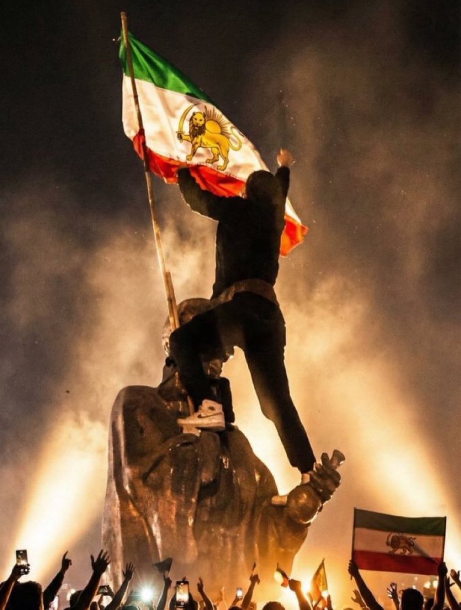 Dadylongleggpv's tweet photo. ما برای بالا بردن این پرچم خون‌ها داده‌ایم! 
پاینده ایران 
#جاويد_شاه‌ https://t.co/IKmyqPVEVu