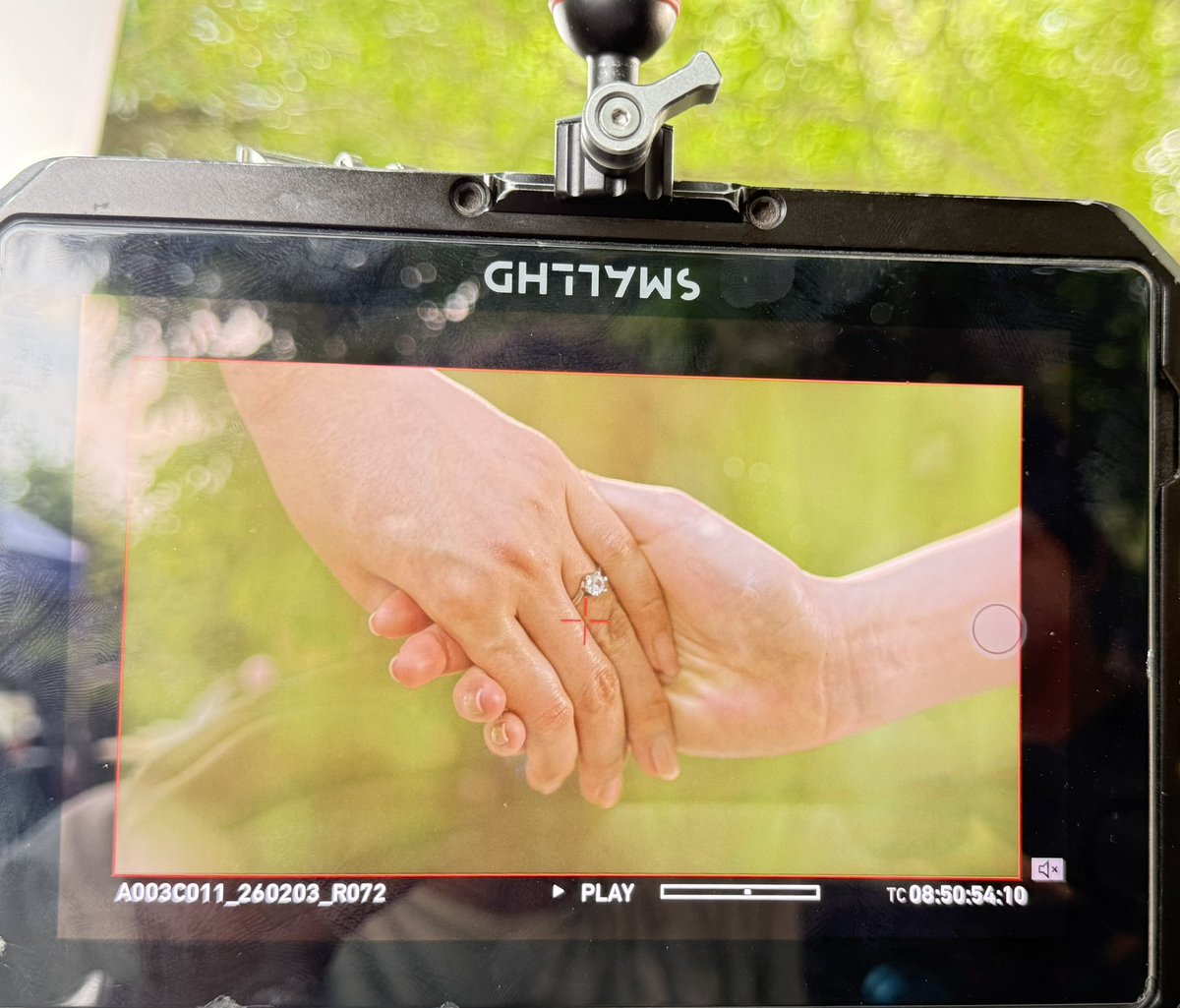 #วาดฝันวันวิวาห์ 
   จบคิวที่๑ ฉันก็โผเผขึ้นรถ หลับมาบนรถ จนถึงบ้าน ฟีลแบ็ตหมด วันนี้มากองเช้ามาก  มาจัดของไหว้ ทำพิธีไหว้เอง  ถ่ายวันแรกก็ต้องมีปรับการแสดงของเด็กๆชะนีน้อยบ้าง แต่ใช้เวลาไม่นานก็เริ่มจะเข้าที่  คิวแรกนี้สองสาวโซโล่เกือบจะทุกฉาก  ส่วนฉันหลังจาก