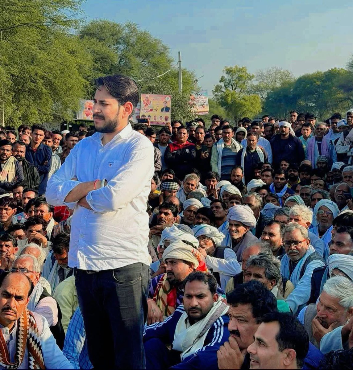 बात कड़वी है, लेकिन सच यही है भाइयों—

जो विधायक साहिबा खुद को “शेरनी” कहती हैं, उन्हें यह समझना चाहिए कि शेर जंगल में मिलते हैं। दुर्भाग्य से उन्होंने अपनी पूरी विधानसभा को ही जंगल बना दिया है।
दस साल से उसी जंगल पर राज कर रही हैं, फिर भी उसी जंगल में बार-बार महिलाओं के साथ