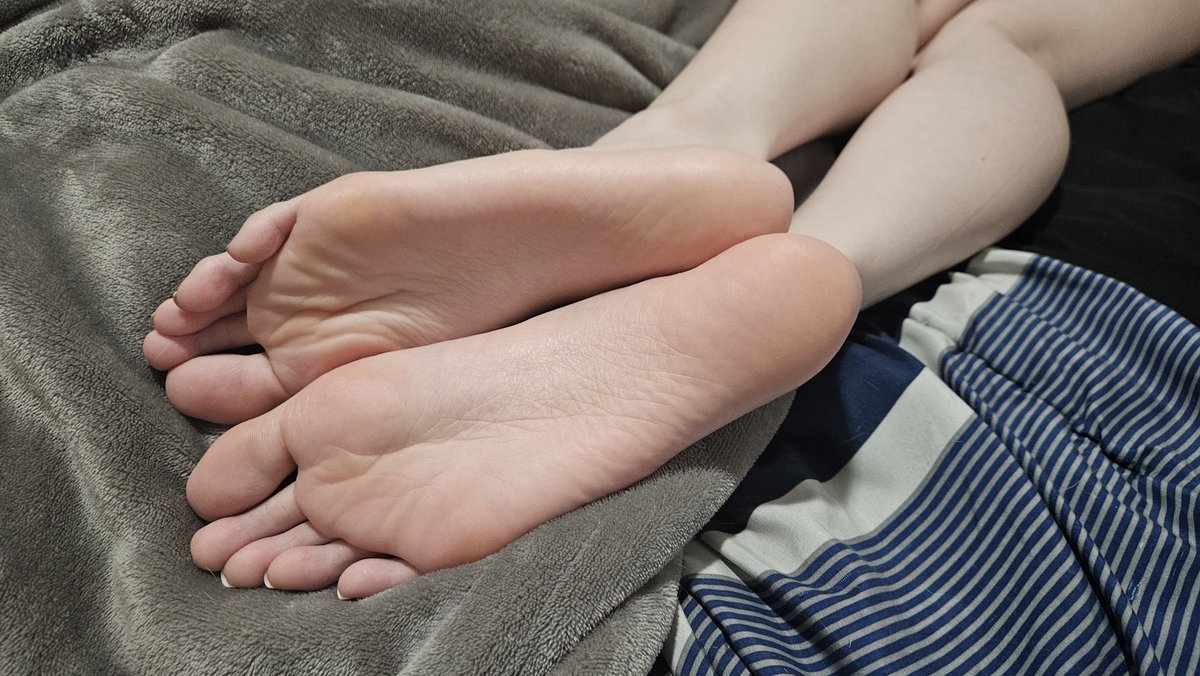 GoddesMei's tweet image. You're obsessed with my big sweaty feet and you love it 😍