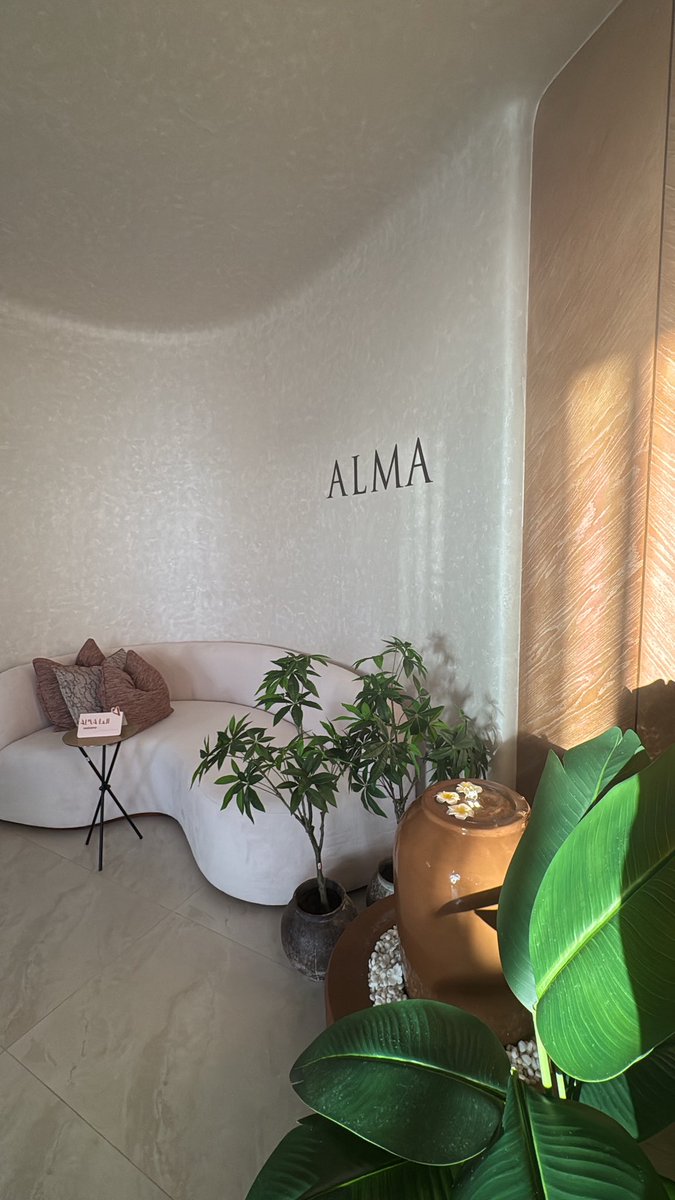 deem_muz's tweet photo. nail spa day🌸💕 https://t.co/yJd8wznnji