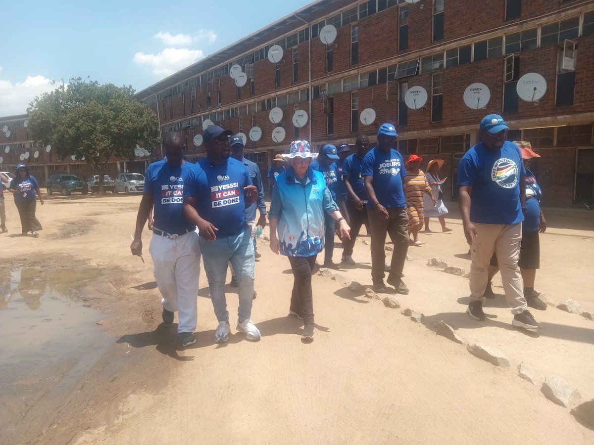 MaleselaMa72221's tweet image. DA mayoral candidate Helen Zille says her party will change lives in Alexandra for the better. She was on the ground today asking residents for support ahead of the 2026 local elections.