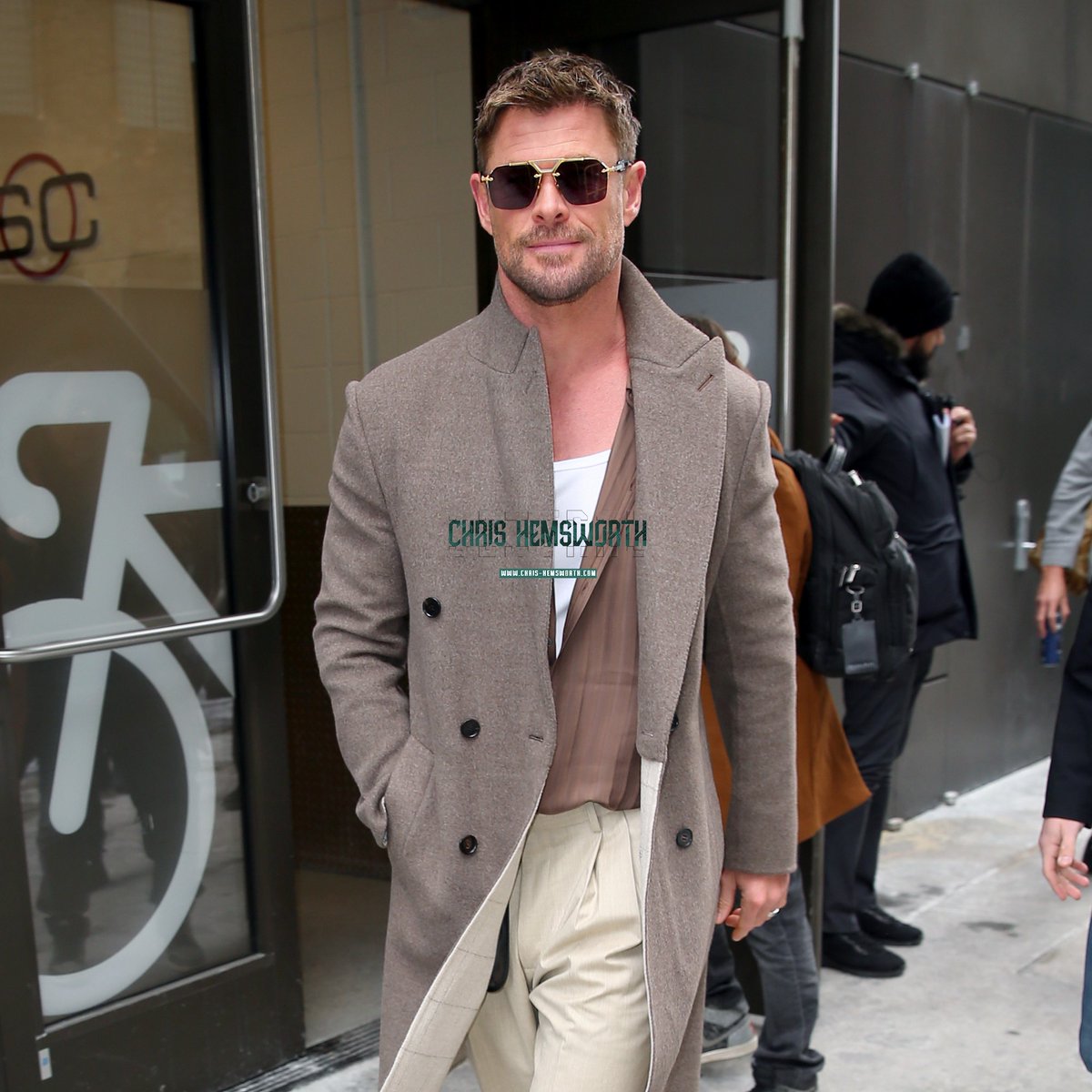 chemsworthcom_'s tweet photo. 📸 Chris Hemsworth arriving at “The View” in New York City on February 04.
🔗 https://t.co/aWtFCeaB4c https://t.co/gAyNRwSNSx
