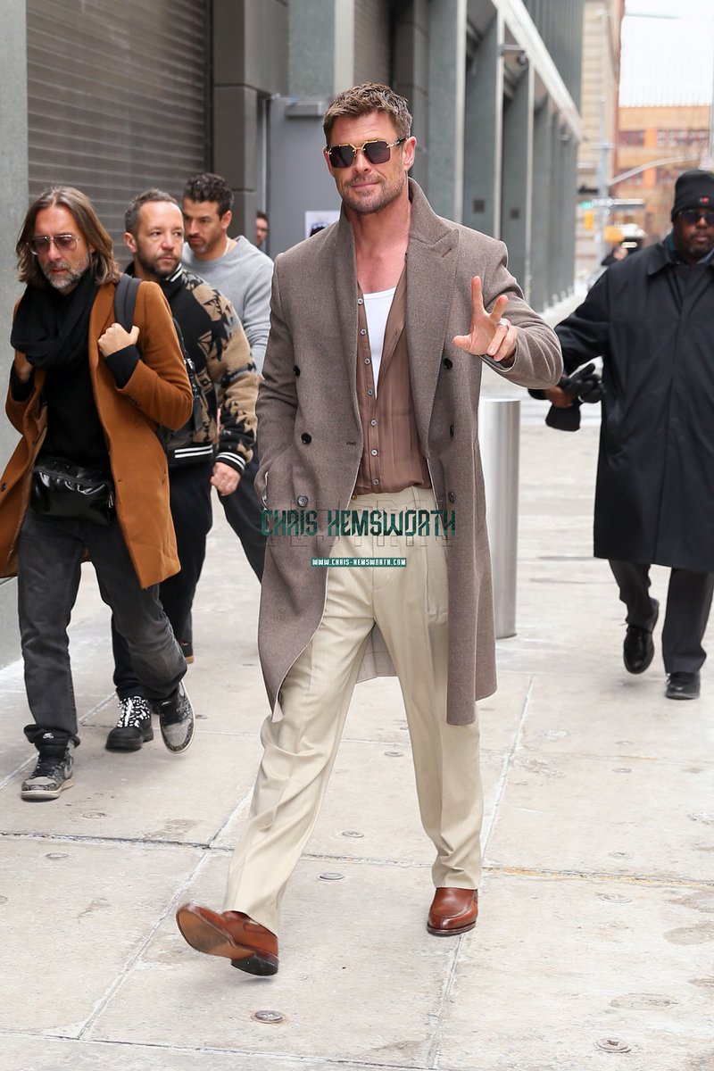 chemsworthcom_'s tweet photo. 📸 Chris Hemsworth arriving at “The View” in New York City on February 04.
🔗 https://t.co/aWtFCeaB4c https://t.co/gAyNRwSNSx