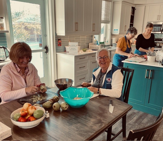 HospiceGT's tweet photo. Thank you to Gary at Perfect Pear Orchards in Thornbury for the generous donation of fresh pears and apples. Our team turned this beautiful local produce into homemade comfort in the Campbell House kitchen. https://t.co/ksw8NMtcWV
