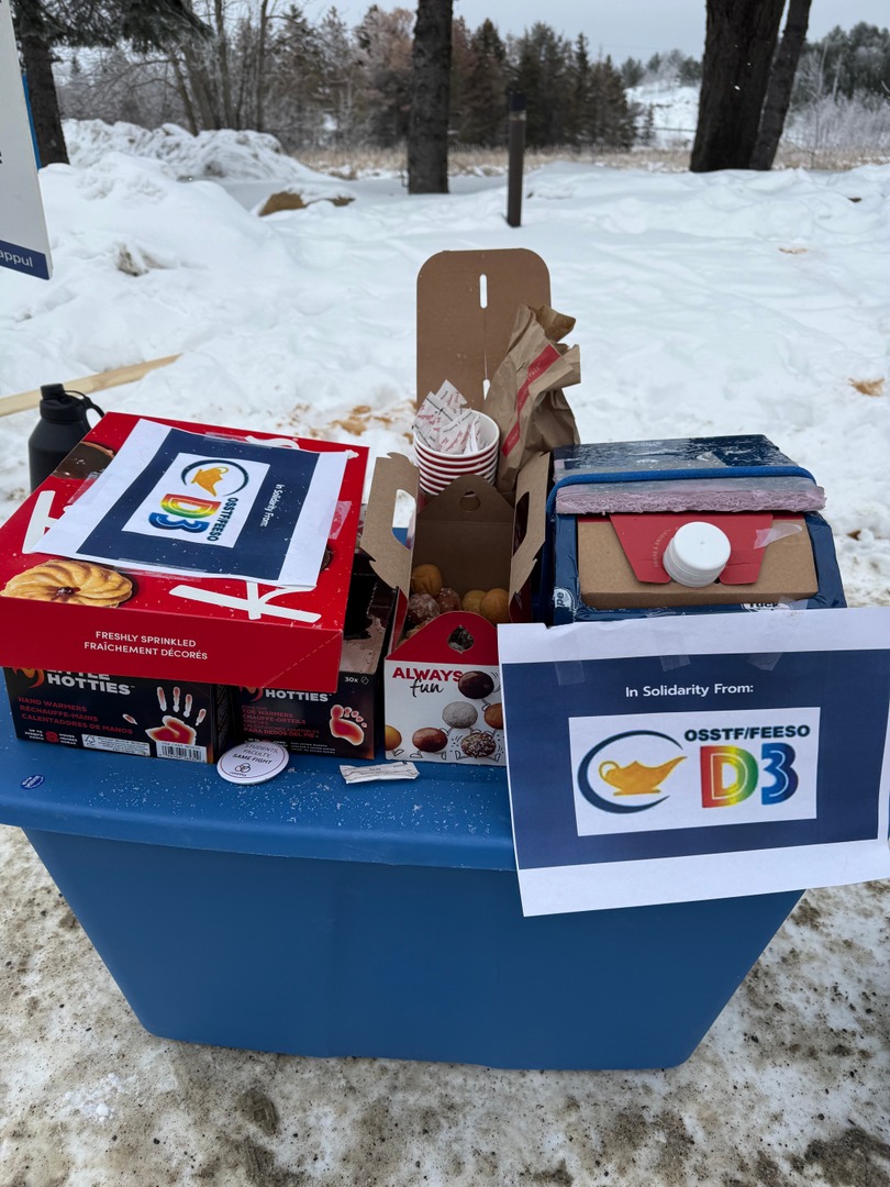 lufappul's tweet image. Thank you to representatives from OSSTF/FEESO for stopping by the Loaches Rd. picket line on Monday. Your support is so appreciated!
-
Merci aux représentants de l'OSSTF/FEESO d'être passés lundi devant le piquet de grève de Loaches Rd. Votre soutien est très apprécié !