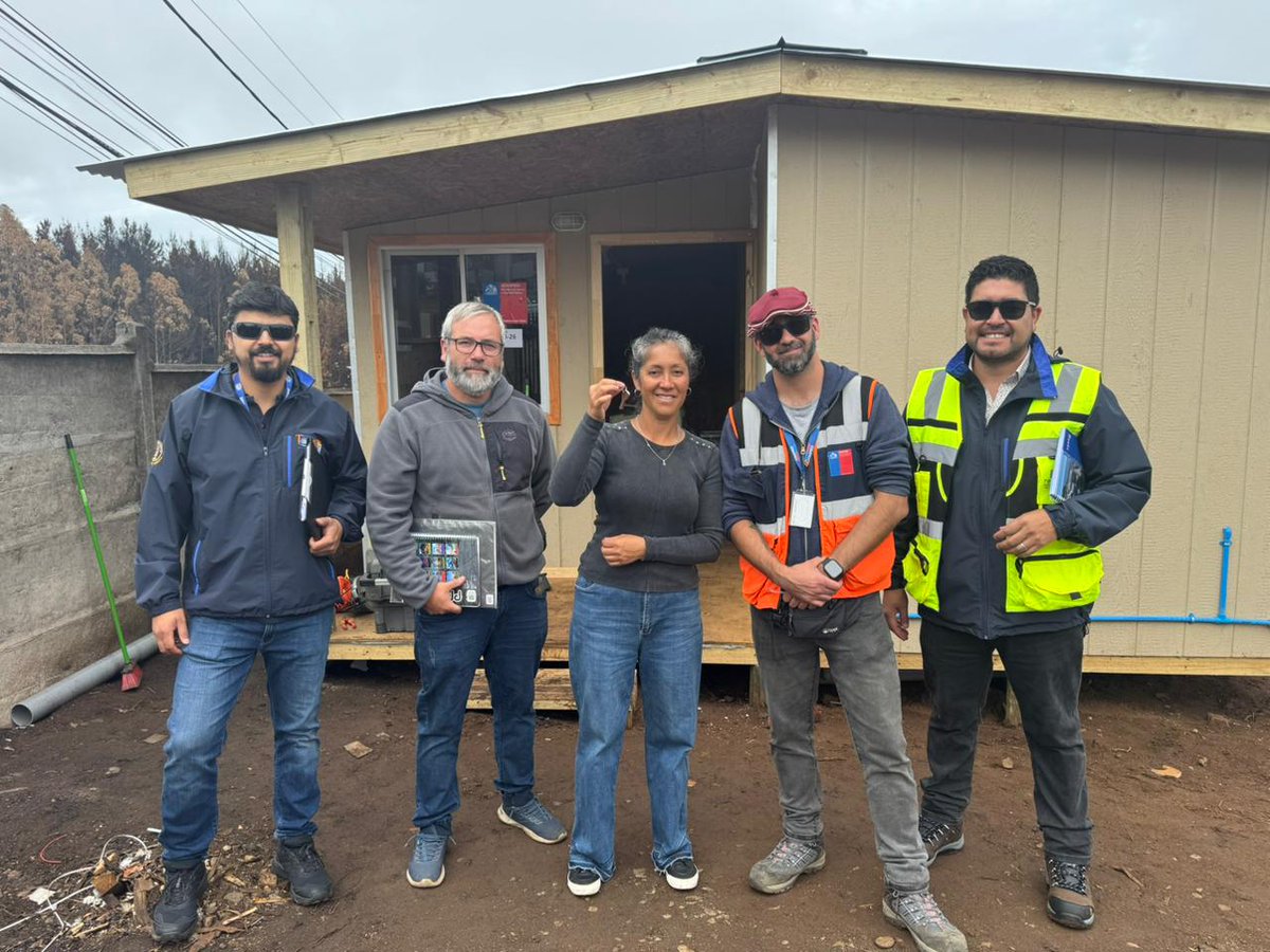 senapredbiobio's tweet photo. Hoy visitamos el sector Punta de Parra, afectada por los #IncendiosForestales en la comuna de #Tomé, con el objetivo de monitorear y supervisar el proceso de construcción de viviendas de emergencia. #SenapredBiobio. https://t.co/xi0vxHnaEq
