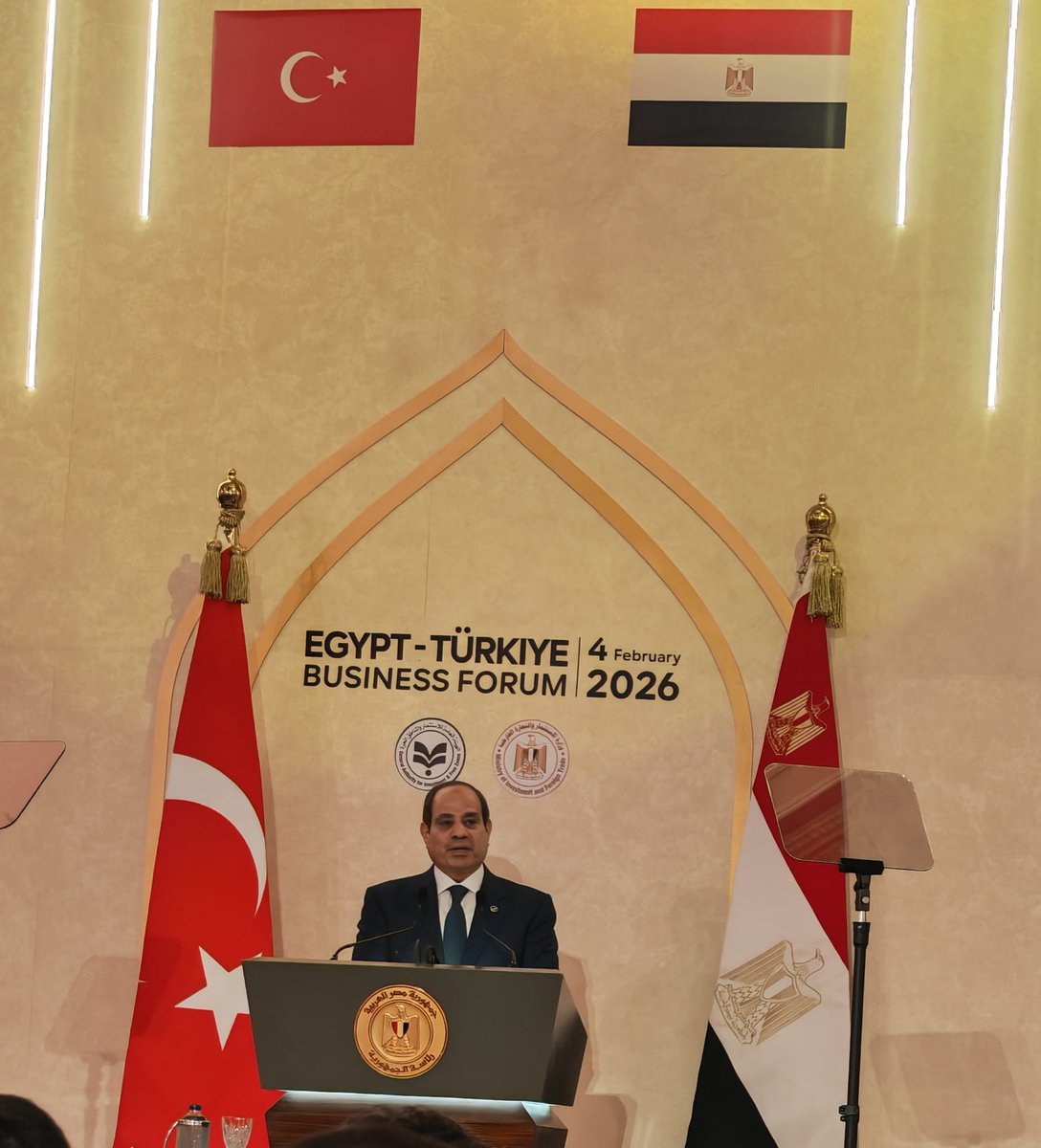GateIstanbul's tweet photo. تركيا ومصر ترسمان ملامح مرحلة جديدة من الشراكة الاستراتيجية

اليوم، شاركنا في أعمال اجتماع الدورة الثانية لمجلس التعاون الاستراتيجي رفيع المستوى بين تركيا ومصر، والذي عُقد في العاصمة المصرية القاهرة، برئاسة فخامة رئيس الجمهورية التركية رجب طيب أردوغان، وفخامة رئيس جمهورية مصر العربية عبد الفتاح السيسي.

وشهد الاجتماع تأكيدًا واضحًا على الإرادة السياسية المشتركة لتعزيز العلاقات الثنائية بين البلدين، على أسس من الثقة المتبادلة والمصالح المشتركة، مع إيلاء اهتمام خاص بتعميق التعاون الاقتصادي والتجاري، باعتباره الركيزة الأساسية لمسار الشراكة الاستراتيجية بين تركيا ومصر.

ونؤمن بأن هذه اللقاءات رفيعة المستوى تشكّل محطة محورية في مسار العلاقات التركية–المصرية، وتسهم في ترسيخ التعاون المؤسسي المستدام، بما ينعكس إيجابًا على اقتصادي البلدين، ويدعم الاستقرار والتنمية على المستوى الإقليمي.