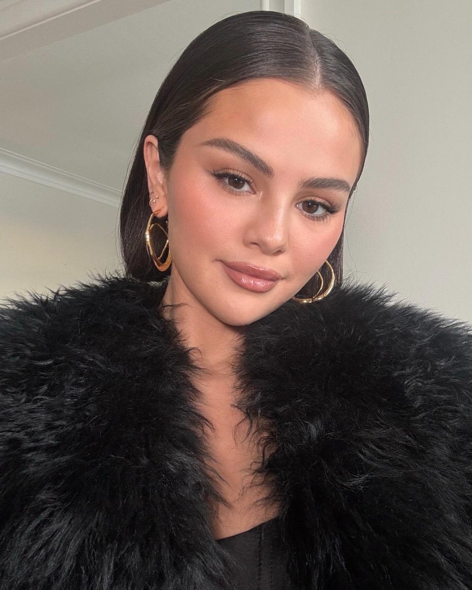 HoopsCrave's tweet image. Drake and Selena Gomez are reportedly dating.