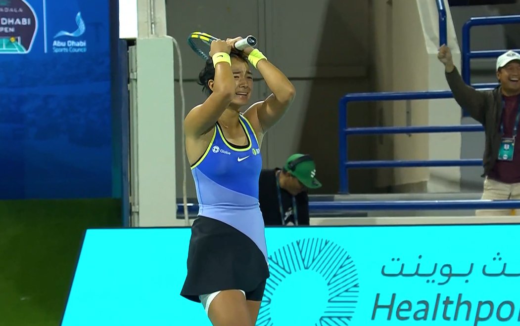 INCREDIBLE.

Alexandra Eala comes back from 0-4 down in the 3rd set and then saves a match point before coming back to beat Aliaksandra Sasnovich 2-6, 6-4, 7-6(5) and reach the QFs in Abu Dhabi.

UNBELIEVABLE atmosphere in the stadium. Scenes!