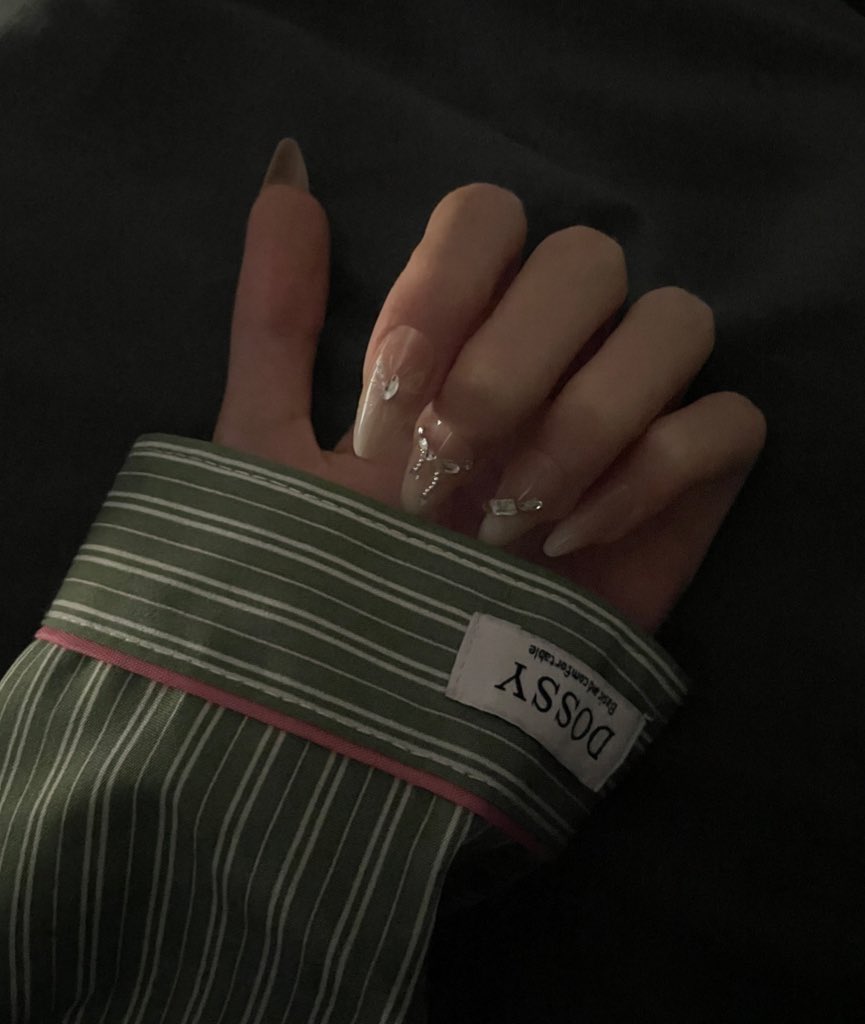 mong00_'s tweet photo. 네일 괜찮은가요 ..// https://t.co/wGACTkhnQS