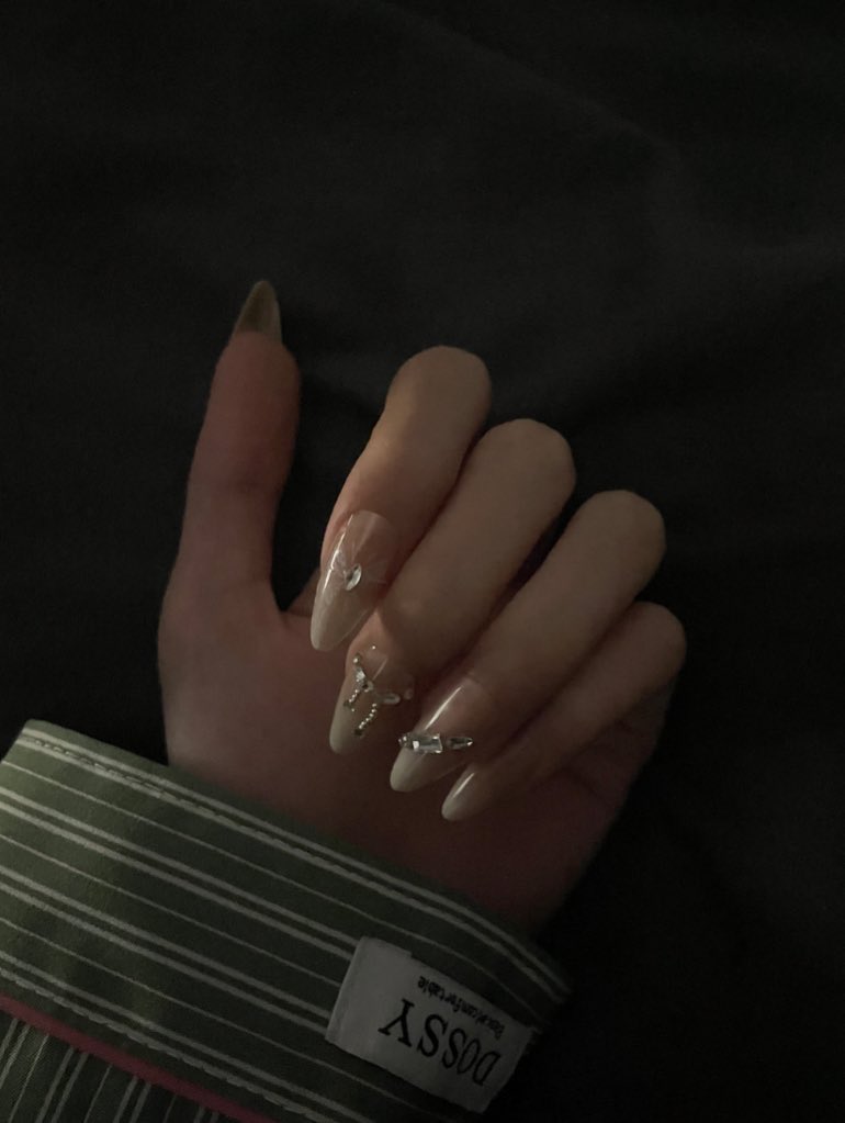 mong00_'s tweet photo. 네일 괜찮은가요 ..// https://t.co/wGACTkhnQS