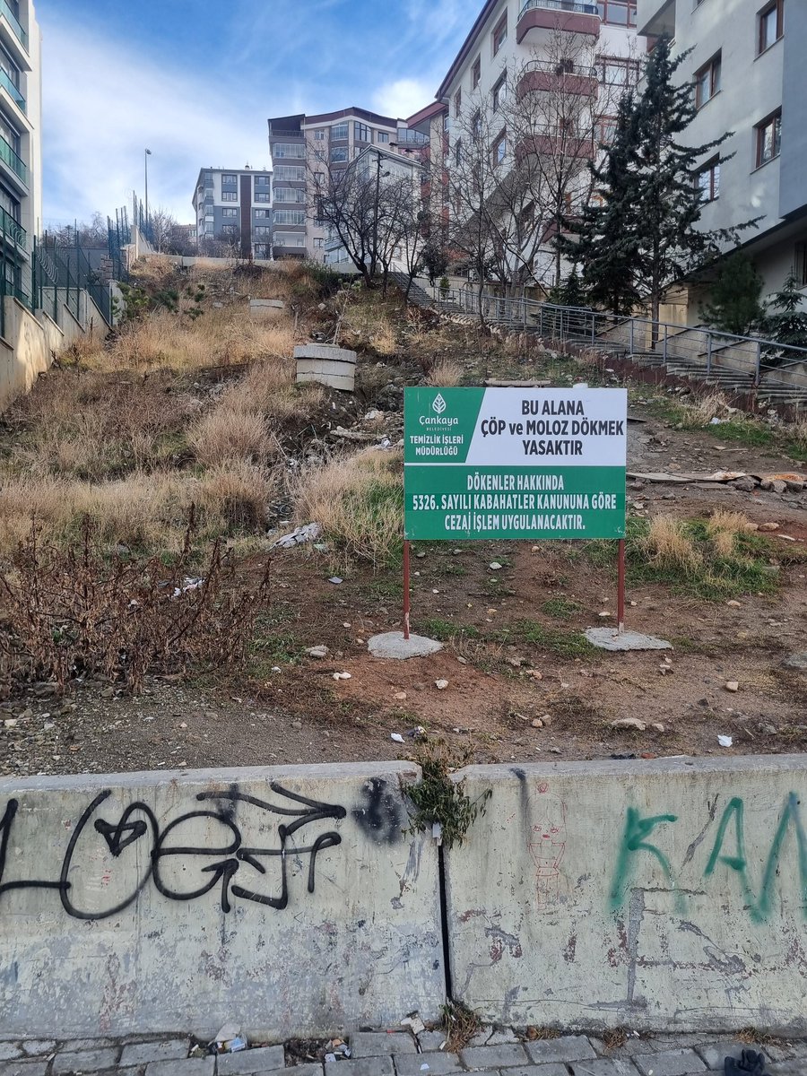 serhan_dko's tweet photo. @hcanguner @cankayabelediye Başkanım burası dikmen keklikpınarı mah.900.cadde bu pisliği artık temizleyin garaj girisimizin yolu çökmek üzere  fırının artıklarını oraya  kuş beslemek için attıklarındsn fareler bastı her yeri. https://t.co/BMgFHMeY1n