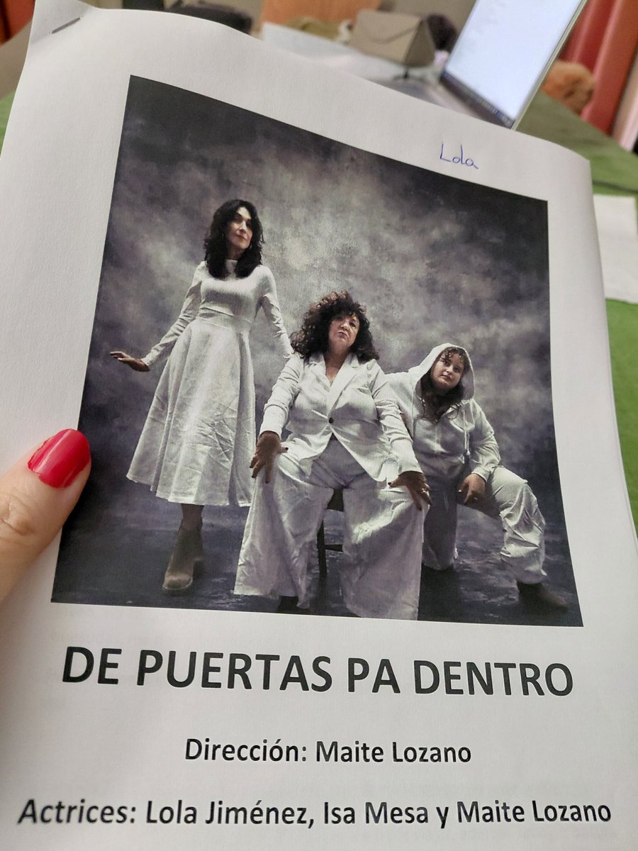 Lolapaulola's tweet photo. Cuando no hay ensayo, se pasa texto. 🎭
#borrascaleonardo #teatro #actriz #depuertaspadentro #festivalada #vientosurteatro https://t.co/5S5CFXq4uc