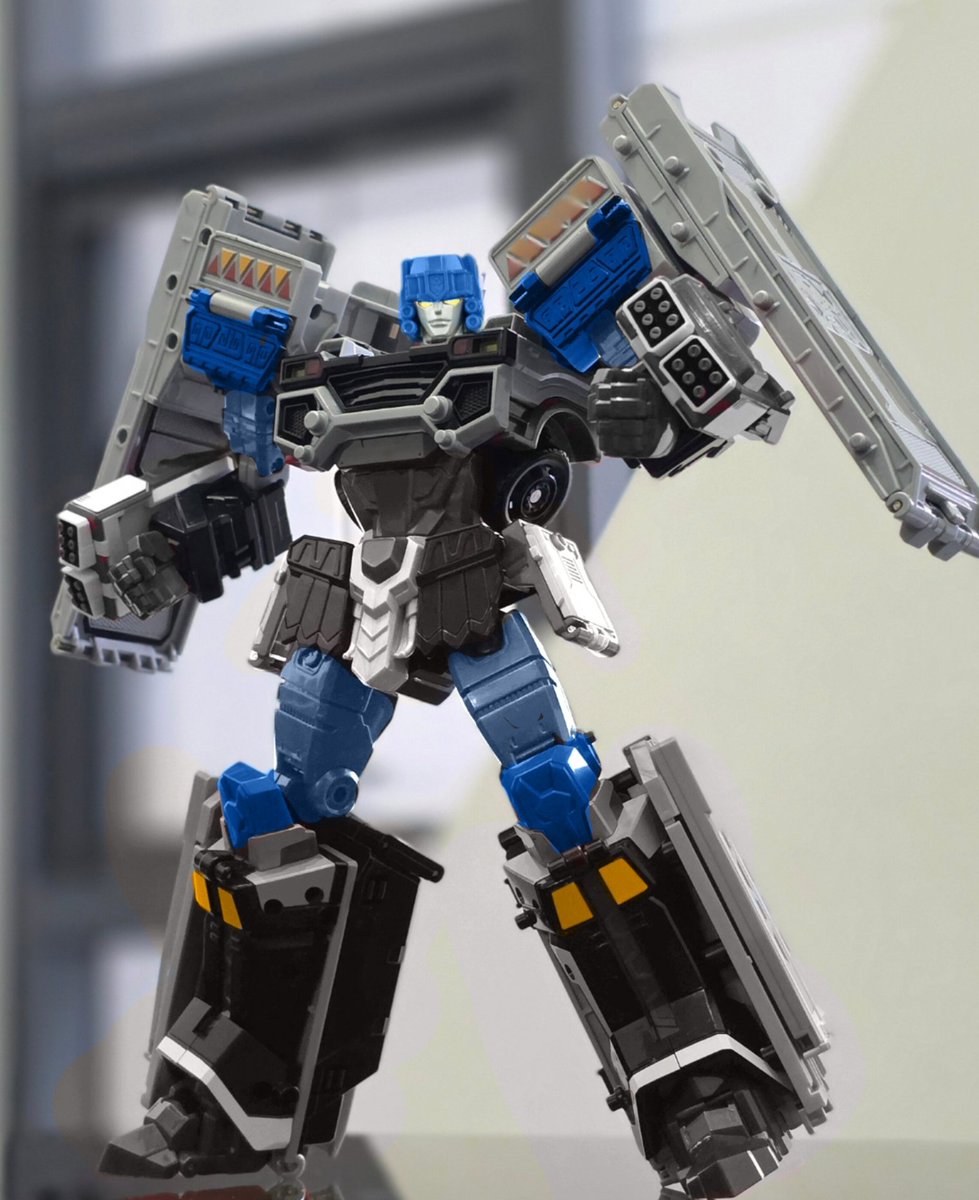 Digibash rid Ultra Magnus on the cardbot mold