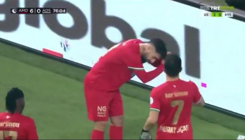 Amedspor ve kaptanı Çekdar Orhan’ın “ideolojik propaganda” bahanesiyle PFDK’ya sevki kabul edilemez. İnsanlık düşmanı çetelere karşı toprağını savunan kadın savaşçının bedenine saldırıyı protesto etmek suç değildir; saç örmek hiç değildir. Yargı, yürütme ve İçişleri Bakanlığı,