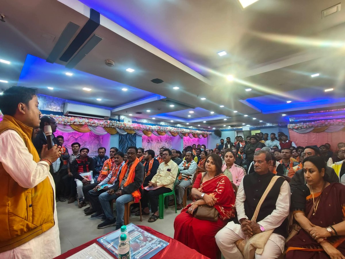 JadavpurMandal4's tweet photo. যাদবপুর বিধানসভার যাদবপুর ৪ নম্বর মন্ডলের বুথ বিজয় অভিযান কর্মশালায় বিধানসভা,মন্ডল, শক্তি কেন্দ্র এবং বুথ নেতৃত্বের উপস্থিতিতে বিশেষ সাংগঠনিক বৈঠক।
 
#BJPWestBengal  BJP Jadavpur Org District -যাদবপুর সাংগঠনিক জেলা   #BJPJadavpurMandal4 #BJP https://t.co/DZZ0SyGKkh