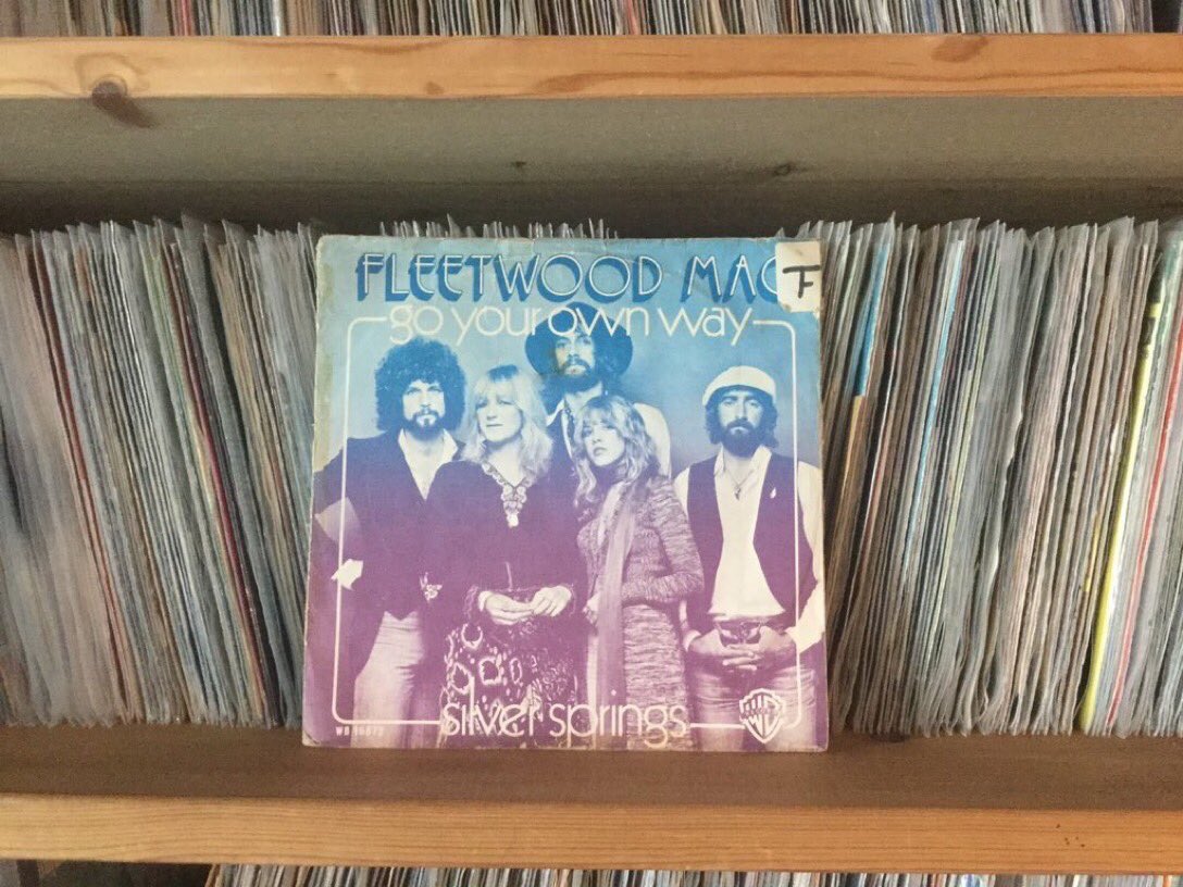 OMWtje's tweet image. Vanaf 4 februari 1977 lag het album ‘Rumours’ van Fleetwood Mac in de platenwinkel. Het werd een klassiek album. De eerste single van dit album, ‘Go Your Own Way’, stond drie weken op nr1 in de Top40. #Rumours #fleetwoodmac youtu.be/ozl3L9fhKtE?si…