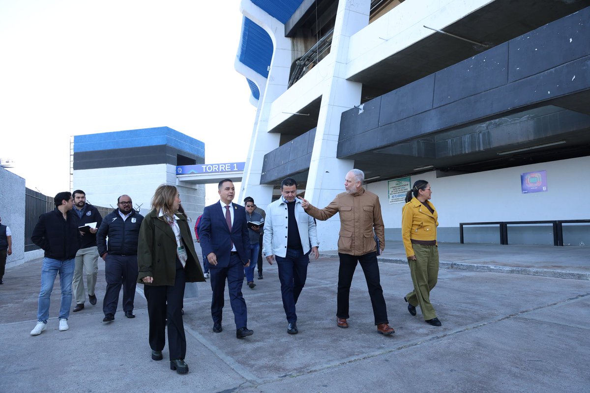 El secretario de Gobierno, <a href="/Eric_gudino/">Eric Gudiño Torres</a>  acompañó a la Oficial Mayor, Linda Luna Rangel en un recorrido de supervisión de la remodelación al Estadio Corregidora para que todo esté en las mejores condiciones para el partido de México vs Islandia.
#AquíContigo