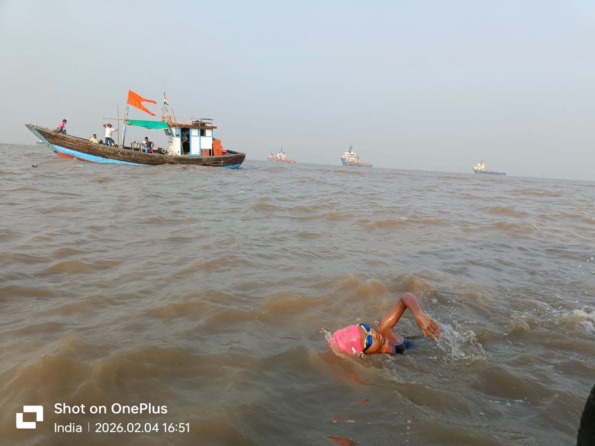 sportstarweb's tweet photo. Mumbai witnessed a historic moment in open water swimming as seven-year-old Kiuchenghan Phukon from Assam successfully swam from Elephanta Jetty to the Gateway of India — one of India’s most challenging and unpredictable sea routes.

The young swimmer plunged into the waters at 2:36 PM from Elephanta Jetty and, battling strong tidal currents, vessel movement, and dynamic sea conditions, triumphantly reached the Gateway of India at 6:05 PM, covering 13km.

With this achievement, she becomes the youngest swimmer to complete the Elephanta-to-Gateway open sea route and the first swimmer from North-East India to accomplish this prestigious swim.

📷 Special Arrangement