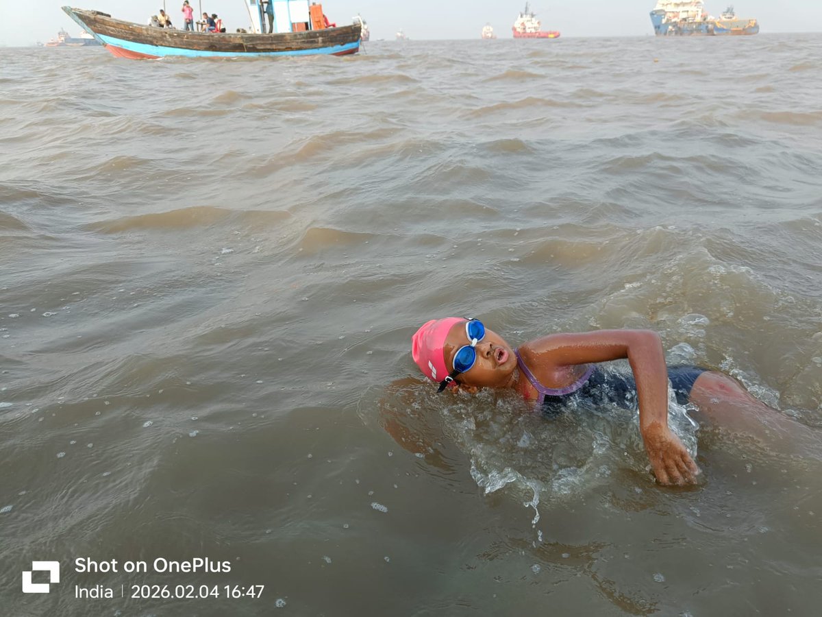 sportstarweb's tweet photo. Mumbai witnessed a historic moment in open water swimming as seven-year-old Kiuchenghan Phukon from Assam successfully swam from Elephanta Jetty to the Gateway of India — one of India’s most challenging and unpredictable sea routes.

The young swimmer plunged into the waters at 2:36 PM from Elephanta Jetty and, battling strong tidal currents, vessel movement, and dynamic sea conditions, triumphantly reached the Gateway of India at 6:05 PM, covering 13km.

With this achievement, she becomes the youngest swimmer to complete the Elephanta-to-Gateway open sea route and the first swimmer from North-East India to accomplish this prestigious swim.

📷 Special Arrangement