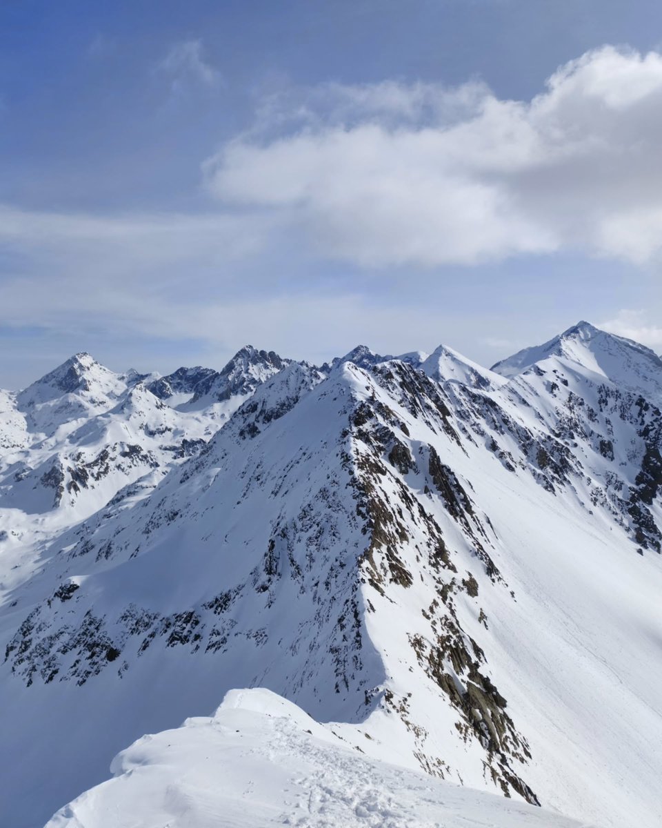 📸 : David <a href="/davidnictea/">David Arnedo</a> (IG) // Entre Sallent de Gállego, el embalse de Respomuso y el Barranco de Aguas Limpias, se alza de Oeste a Este un cordal de montañas 📍Musales (2.653m)   / Febrero 2025/ Etiquétanos <a href="/SendaPirenaica/">Travesía Pirenaica</a> //
