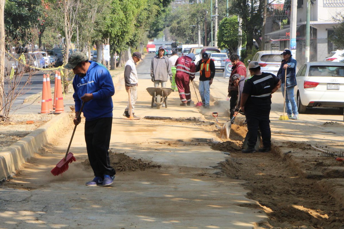 evelyn_parraA's tweet photo. Seguimos mejorando la movilidad en la colonia Aeronáutica Militar
Se realiza trabajos de reencarpetado en la calle Lázaro Pavia, brindando vialidades más seguras y en mejores condiciones para vecinas, vecinos y automovilistas.
 #InfraestructuraUrbana #VenustianoCarranza https://t.co/7Vy2KbOssh