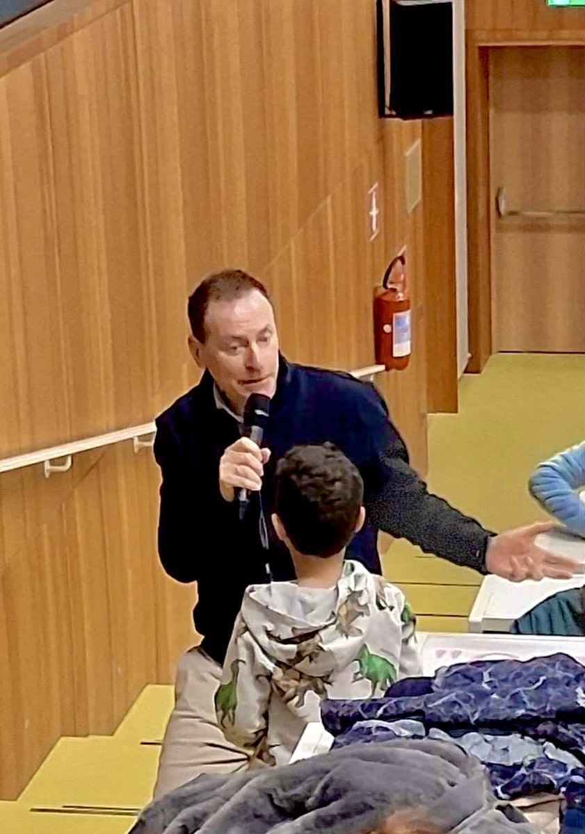 RobAlborg's tweet image. Quasi 400 gli allievi che a Bolzano, presso l’IC Bolzano2, stanno partecipando agli incontri sui temi del mio libro “Social o dis-social?”, Funtasy Editrice. Giornate intense e grande interesse. #libri #socialodissocial #bolzano #saferinternetday