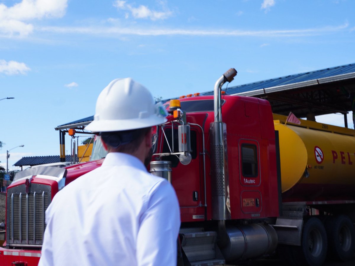 📍#ARCHEnTerritorio

Hoy, en la provincia de Loja, en el cantón #Catamayo, nuestro Director Ejecutivo (E) <a href="/Christianpuent/">Christian Puente García</a> visitó el Depósito de producto limpios “La Toma” propiedad de <a href="/EPPetroecuador/">EP Petroecuador 🇪🇨</a>, este depósito abastece a las provincia de #Loja, #ZamoraChinchipe y la parte