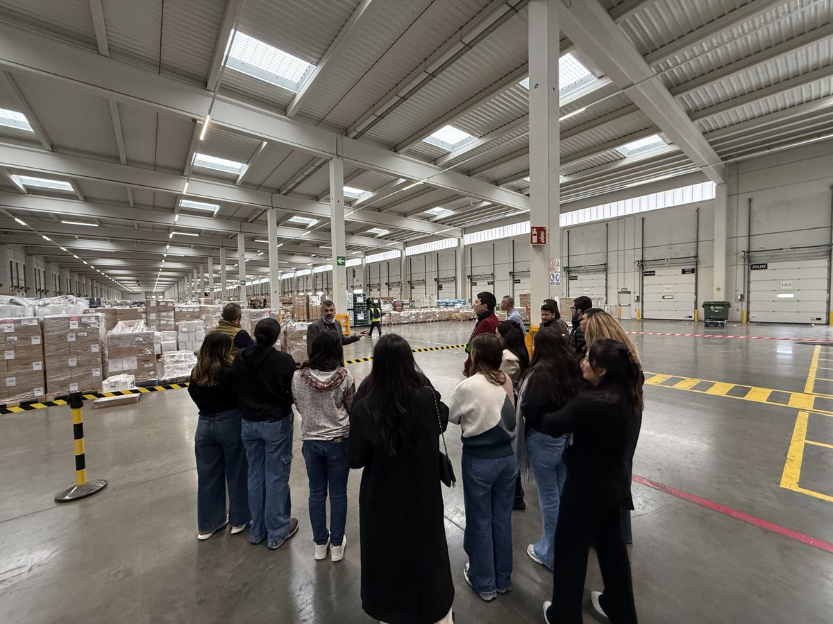 XPOLogistics_Es's tweet photo. La semana pasada abrimos las puertas de nuestro depot de Castellbisbal a 16 estudiantes del Máster en Marketing y Ventas de @EAE_B_School

Una visita para conectar la teoría con la realidad de una operación logística 24/7. Gracias a estudiantes, profesoras y a nuestro equipo! https://t.co/8lMENuf3OK