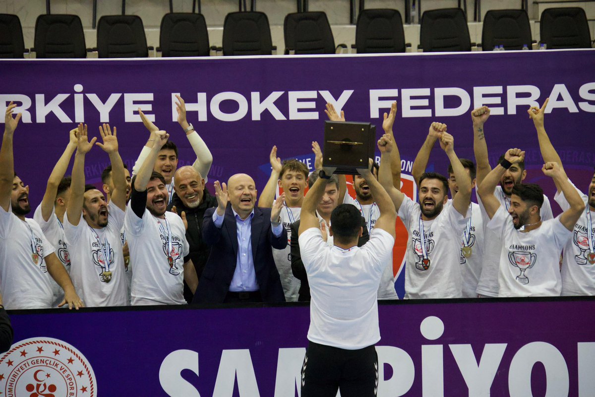 Türkiye Hokey Federasyonu 2025-2026 Erkekler Salon Süper Liginde Türkiye Şampiyonu olan Volkan Group Erkek Hokey Takımı ve Kadınlar Salon Süper Ligi Şampiyonu olan Gaziantep Polisgücü Kadın Hokey Takımımızı yürekten kutluyor, Avrupa Şampiyonalarında başarılar diliyorum.