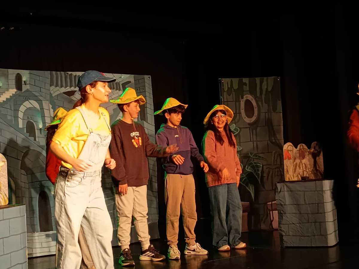 ESC_IsidreMarti's tweet image. Teatre a 3r cicle en llengua anglesa: Avui no ens hem perdut al laberint de Lara: Great work @ipaproductions_ 
Gràcies @ajesplugues ! 🎭🤗