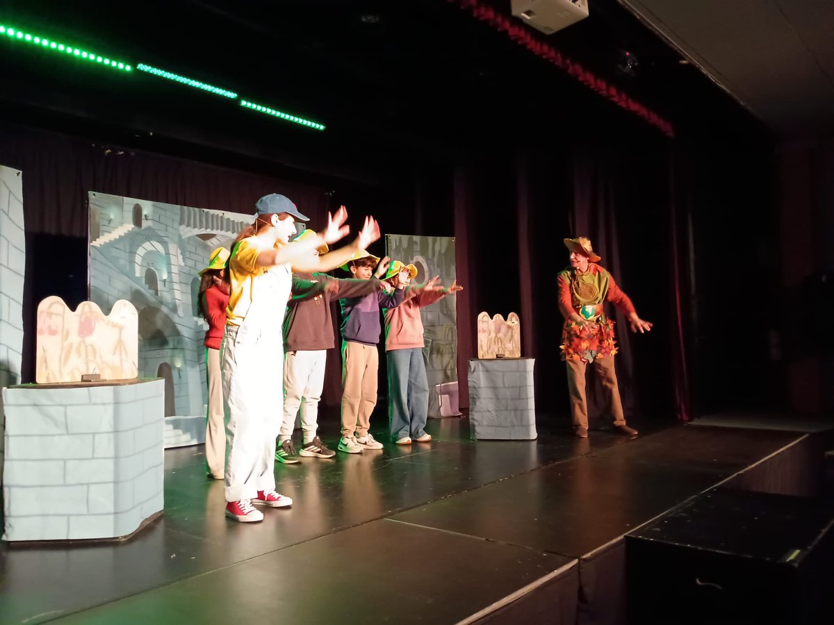 ESC_IsidreMarti's tweet image. Teatre a 3r cicle en llengua anglesa: Avui no ens hem perdut al laberint de Lara: Great work @ipaproductions_ 
Gràcies @ajesplugues ! 🎭🤗