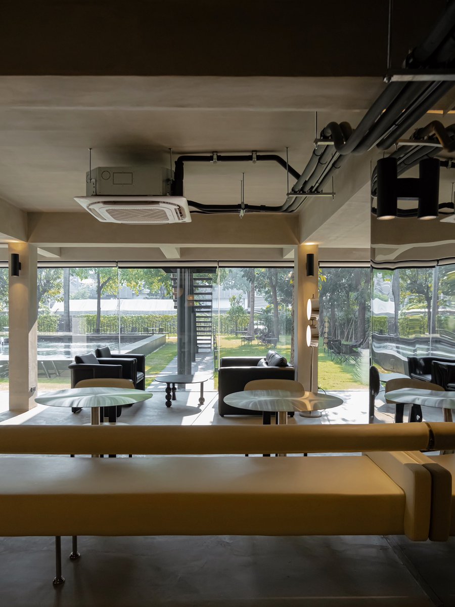 gocafethailand's tweet photo. คาเฟ่ใหม่ในย่านพัฒนาการคือทำสวยตลอด ล่าสุดกับร้าน UNHOUR ที่ทำได้สวยจริงง มาแนว industrial loft เฟอร์นิเจอร์ต่างๆภายในร้านตกแต่งสวยมาก ที่นั่งก็มีเยอะเลย !อีกโซนที่สวยไม่แพ้กันคือ outdoor มุมหน้าร้าน ที่ยังให้ความเท่ห์จากตัวร้าน และได้ mood ชิลๆ บรรยากาศร่มรื่นจากต้นไม้ใหญ่ https://t.co/K7K5KKlCur