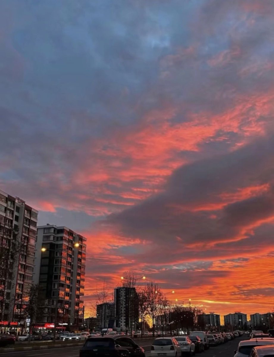 Bazen hava tanıdık bir gün gibi kokuyor.
Hangi gün olduğunu bilmiyorsun,ama hatırlıyorsun. 

#Diyarbakır #Amed
