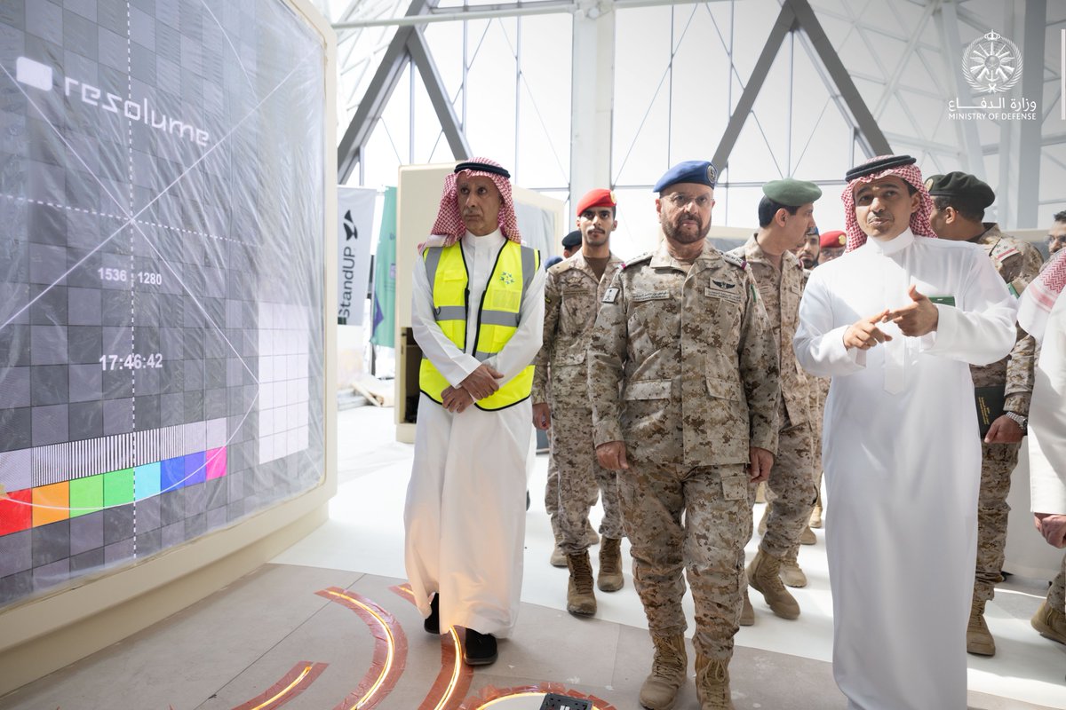 modgovksa's tweet photo. معالي رئيس هيئة الأركان العامة الفريق الأول الركن فياض الرويلي، يقف على جاهزية مشاركة #وزارة_الدفاع في النسخة الثالثة من معرض الدفاع العالمي 2026، ويطّلع على التجهيزات والترتيبات النهائية لجناحها، بما يعكس تطلعاتها نحو #مستقبل_التكامل_الدفاعي. https://t.co/w3DSEglom9