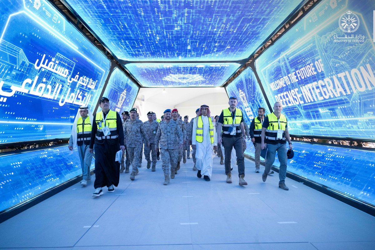 modgovksa's tweet photo. معالي رئيس هيئة الأركان العامة الفريق الأول الركن فياض الرويلي، يقف على جاهزية مشاركة #وزارة_الدفاع في النسخة الثالثة من معرض الدفاع العالمي 2026، ويطّلع على التجهيزات والترتيبات النهائية لجناحها، بما يعكس تطلعاتها نحو #مستقبل_التكامل_الدفاعي. https://t.co/w3DSEglom9