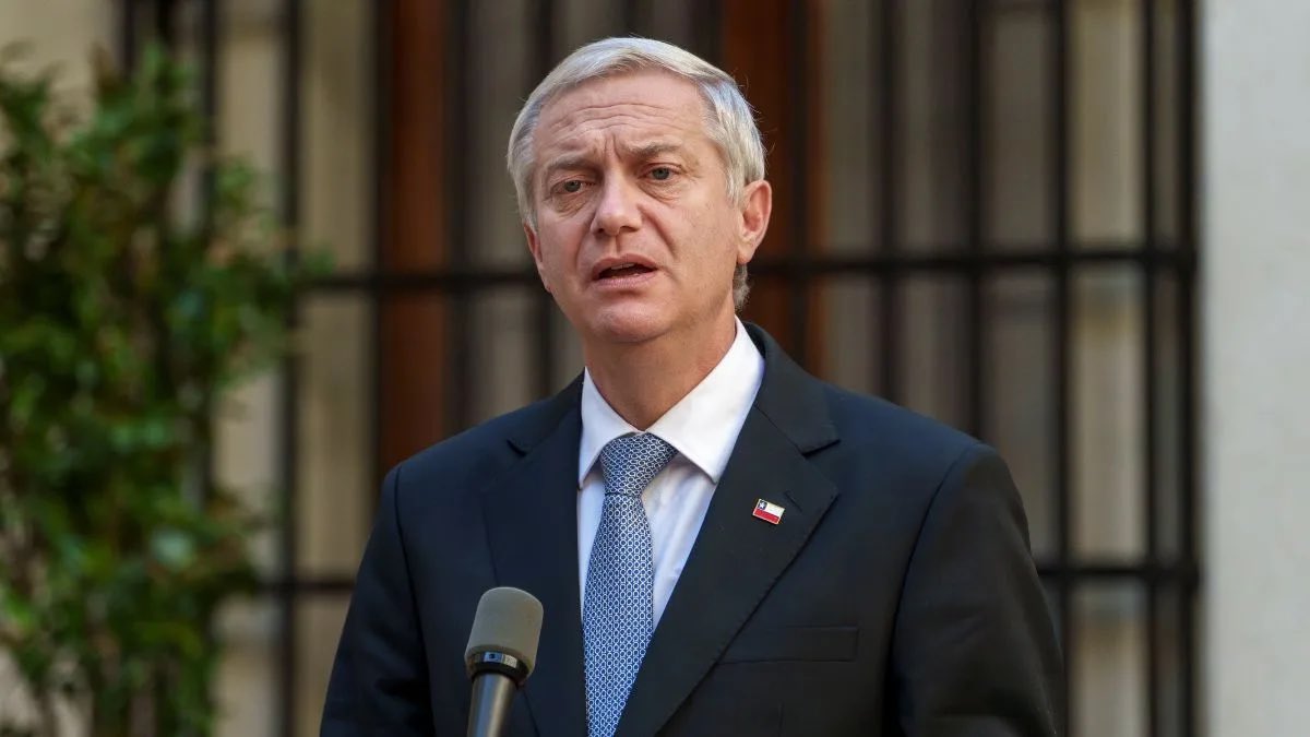 Kast, el presidente antipatriota , ha viajando por mundo dejando muy mal la imagen de todos los chilenos y chilenas, vociferando discursos alarmantes, decadentes y fuera de toda racionalidad y realidad. Con esto ha faltado el respeto a quienes día a día se esfuerzan y se sacan la