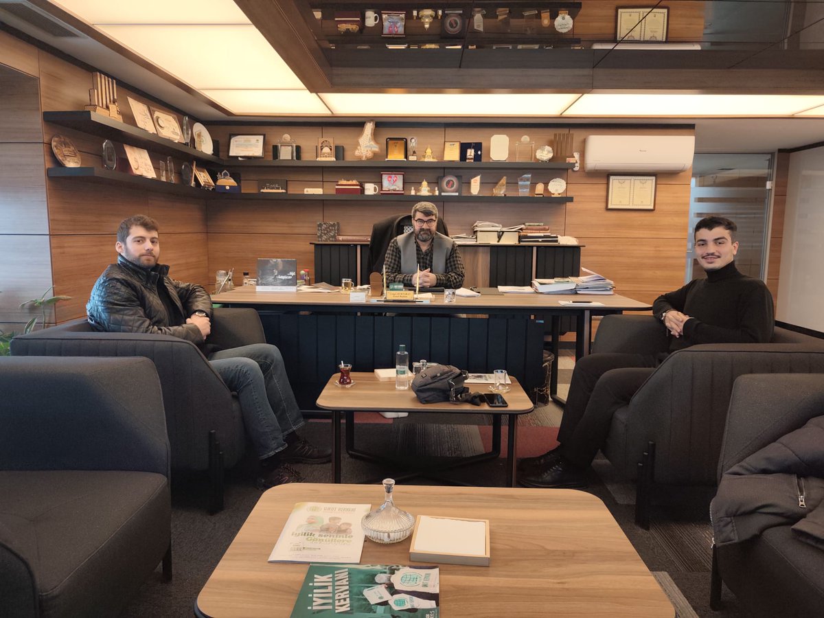 Mefkuregenclik's tweet photo. Umut Kervanı Vakfı Genel Başkanı Sayın Cengiz Kurtaran’ı ziyaret ettik.Genç Mefkûre olarak Filistin ve Gazze’deki kardeşlerimiz için toplanan yardımları elden teslim ettik.Rabbim mazlumların kurtuluşuna bizleri vesile eylesin. https://t.co/oLZdBf52tm