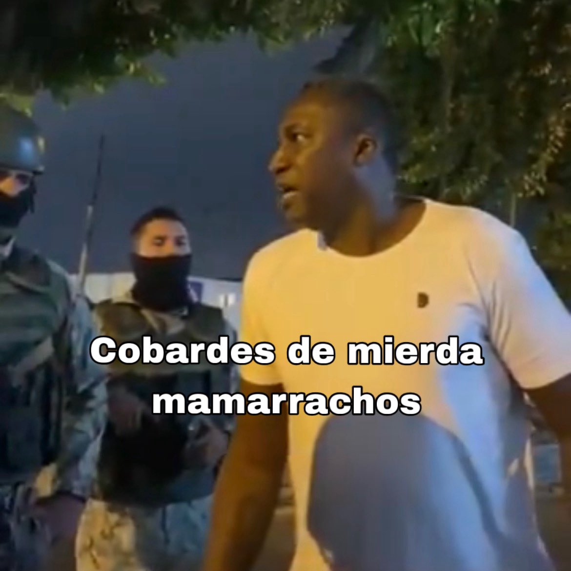 Desde Luisa diciéndole a los fiscales, jueces, defensor del pueblo, policía nacional y fuerzas armadas que “son unos hijos de put@“, hasta Roberto Cuero diciéndole a los militares “cobardes de mierda, mamarrachos”

Estas son las autoridades que representan a la RC5🤮