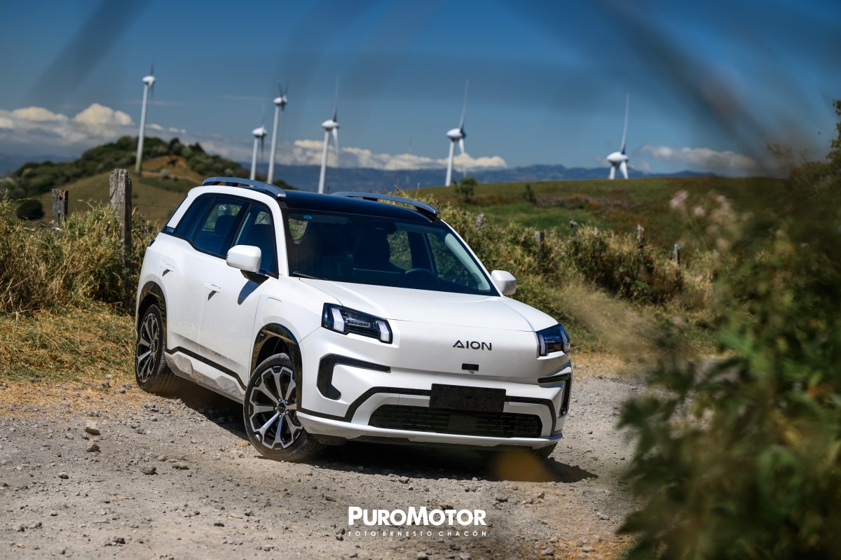 El AION V es uno de los SUV de la nueva marca que comercializa Grupo Cori Car. Disponible en una única versión con batería de litio ferrofosfato de 64.5 kWh, con hasta 505 km de autonomía, 12 sistemas ADAS y un precio de lanzamiento desde $27.990 puromotor.com/industria/la-c…