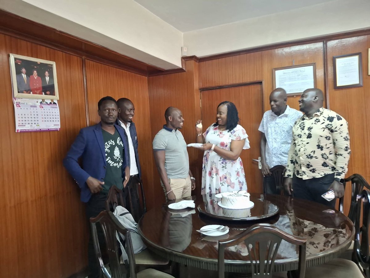 Goldfield6's tweet photo. Raila odinga was the only person who was able to test Ida odingas cake like this in style. Hapa kwa Gaucho mama Ida amechoma.
Azimio,sifuna,#ZeroTax https://t.co/q3HAZWsyvq