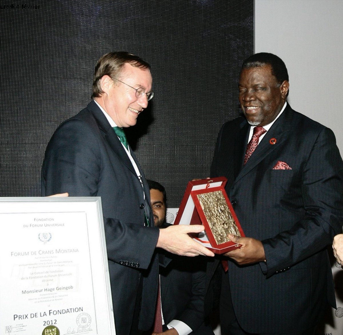 AmbJPCarteron's tweet photo. Feb. 4, 2024 a sad day…
My old friend Hage #Geingob, Président of #Namibia passed away…
He was a loyal and old friend of the @CransMontanaF and was presented with the PRIX DE LA FONDATION by HRH Prince of #Luxembourg in 2012 in Baku https://t.co/FFf2wxLm3h