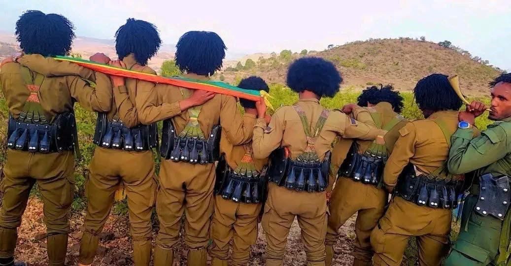አጥቢያ ለሊቱን የፋኖ አባላቱ ወደ ጠላት ካምፕ ተወርውረው በመግባት በወሰዱት እርምጃ በርካታ የአገዛዙ ወታደሮች ሲገደሉ ካምፑ ሙሉ በሙሉ መውደሙ ታወቀ።
ውጊያው ከክላሽ ጀምሮ በቦምብና በሳንጃ ጨበጣ የተካሄደ ነው።
ድል ለፋኖ!!