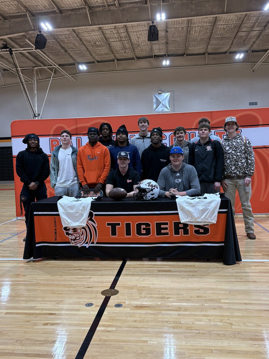 BOOM!! Excited to be a bulldog. <a href="/JoshPisik/">Coach Pisik</a> <a href="/CoachJFisc/">Coach Fiscus</a> <a href="/MACBulldogsFB/">McPherson Football</a>