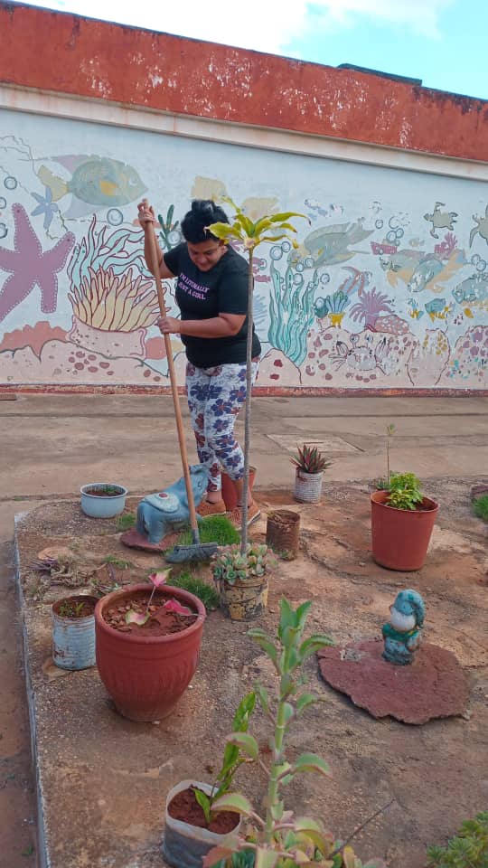 MatildeCar473's tweet photo. En nuestra institución educativa, la educadora de 4to año de vida Glenda Noda, en el horario de Formación Laboral,  siembra plantas ornamentales para embellecer el rincón de la naturaleza. @DiazCanelB @CubaMined @naimatrujillob @GladysArtemisa @RicardoArtemisa @yarobyalvarez https://t.co/eazFKp7FZA
