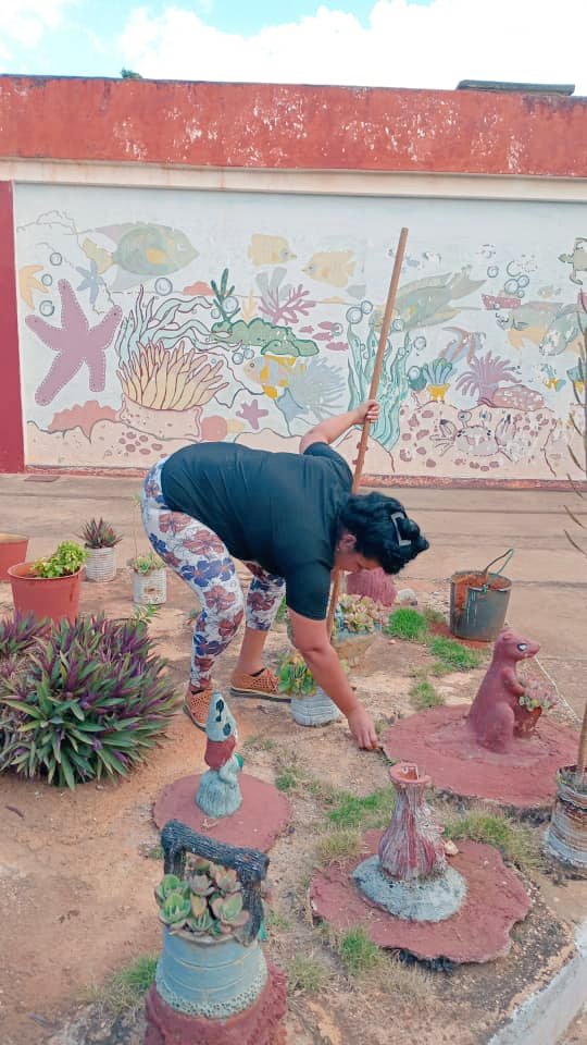 MatildeCar473's tweet photo. En nuestra institución educativa, la educadora de 4to año de vida Glenda Noda, en el horario de Formación Laboral,  siembra plantas ornamentales para embellecer el rincón de la naturaleza. @DiazCanelB @CubaMined @naimatrujillob @GladysArtemisa @RicardoArtemisa @yarobyalvarez https://t.co/eazFKp7FZA