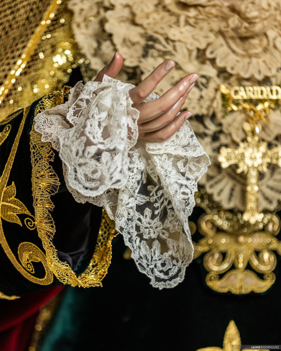 Hoy, en el Día Mundial contra el Cáncer, queremos poner nombre a lo esencial: acompañar, sostener y no soltar la mano.

Que la mano y el pañuelo de Santa María de la Caridad sean consuelo para quienes luchan, esperan, cuidan o sienten miedo. 

📸 Jaime Rodríguez