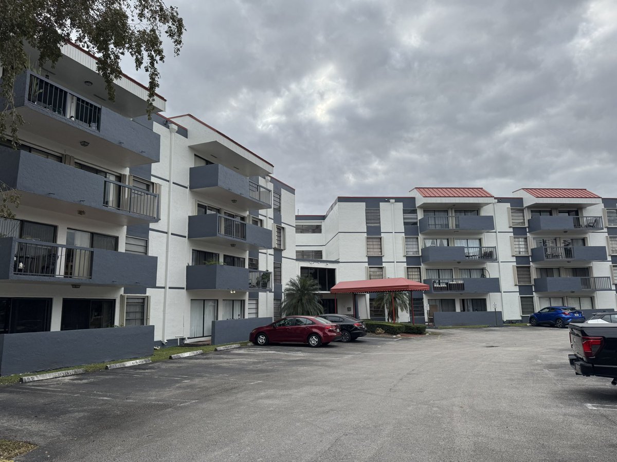 stcloans's tweet photo. New condo listing in Kendall coming soon 2/2 with many amenities and 2 assigned parking spaces.  Seller is paying the balance of 49 year inspection assessments which have been completed. https://t.co/rJrK2N7riV