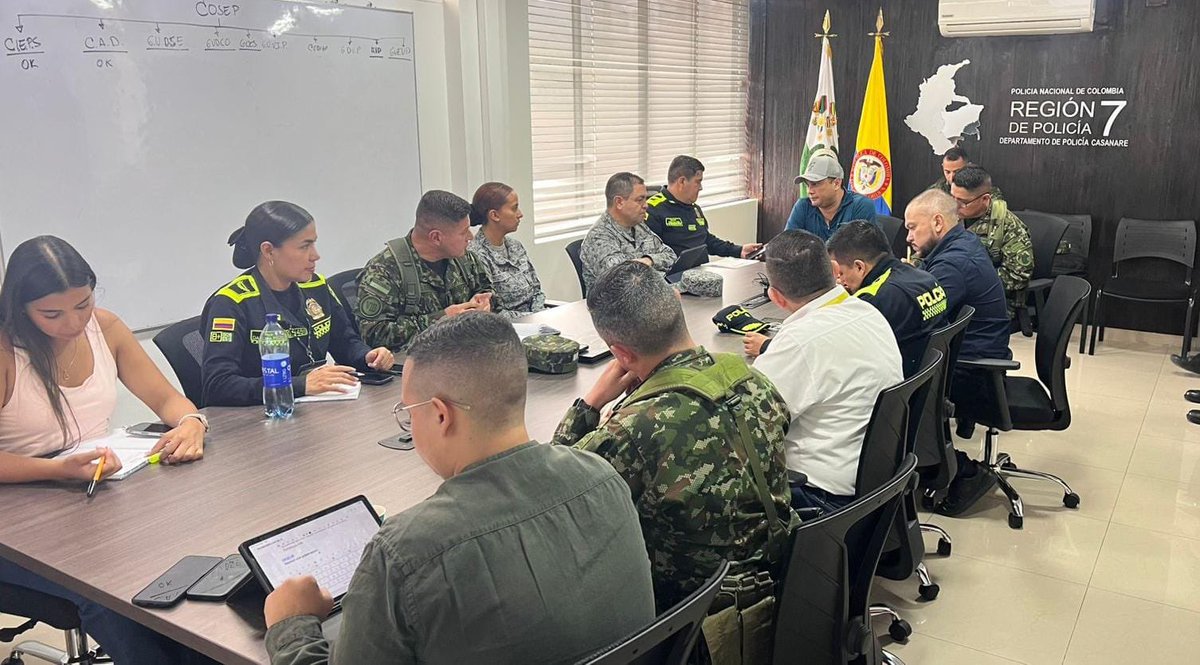 FuerzaAereaCol's tweet photo. La #FuerzaAeroespacial🇨🇴, junto a la #GobCasanare, @COL_EJERCITO, @PoliciaColombia y @FiscaliaCol, participa en consejo de seguridad para analizar la situación del departamento y articular acciones rumbo a las próximas jornadas electorales.
#GACAS
#SeguridadYDemocracia2026 https://t.co/IS0ugTk1Ij
